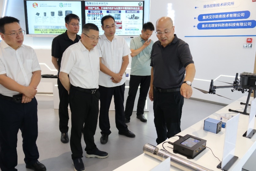 一群人站在室內(nèi)

AI 生成的內(nèi)容可能不正確。